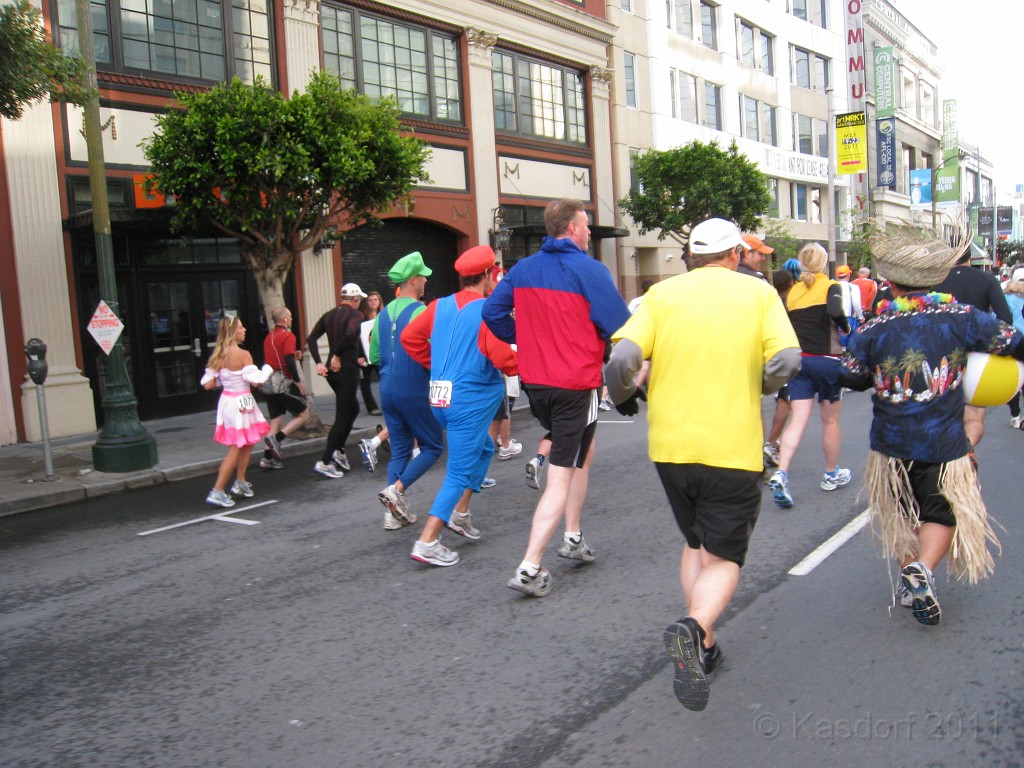 2011 Bay to Breakers Sunday 0255.JPG - I was able to participate in the 2011, 100th anniversary of the San Francisco Bay to Breakers 12K race. A great weekend for sight seeing and racing.